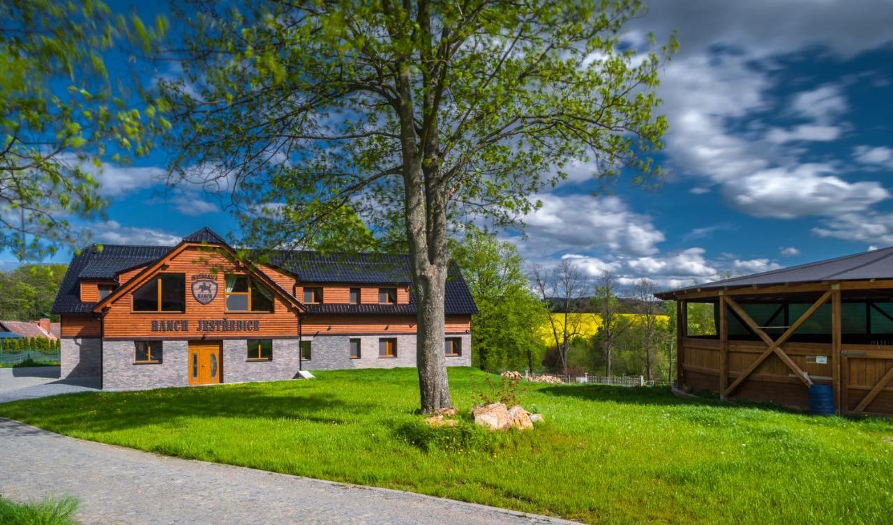Ranch Jestrebice Hotell Hermanicky Exteriör bild