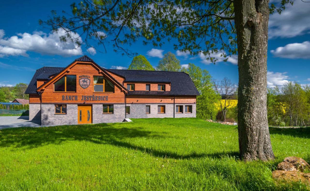 Ranch Jestrebice Hotell Hermanicky Exteriör bild