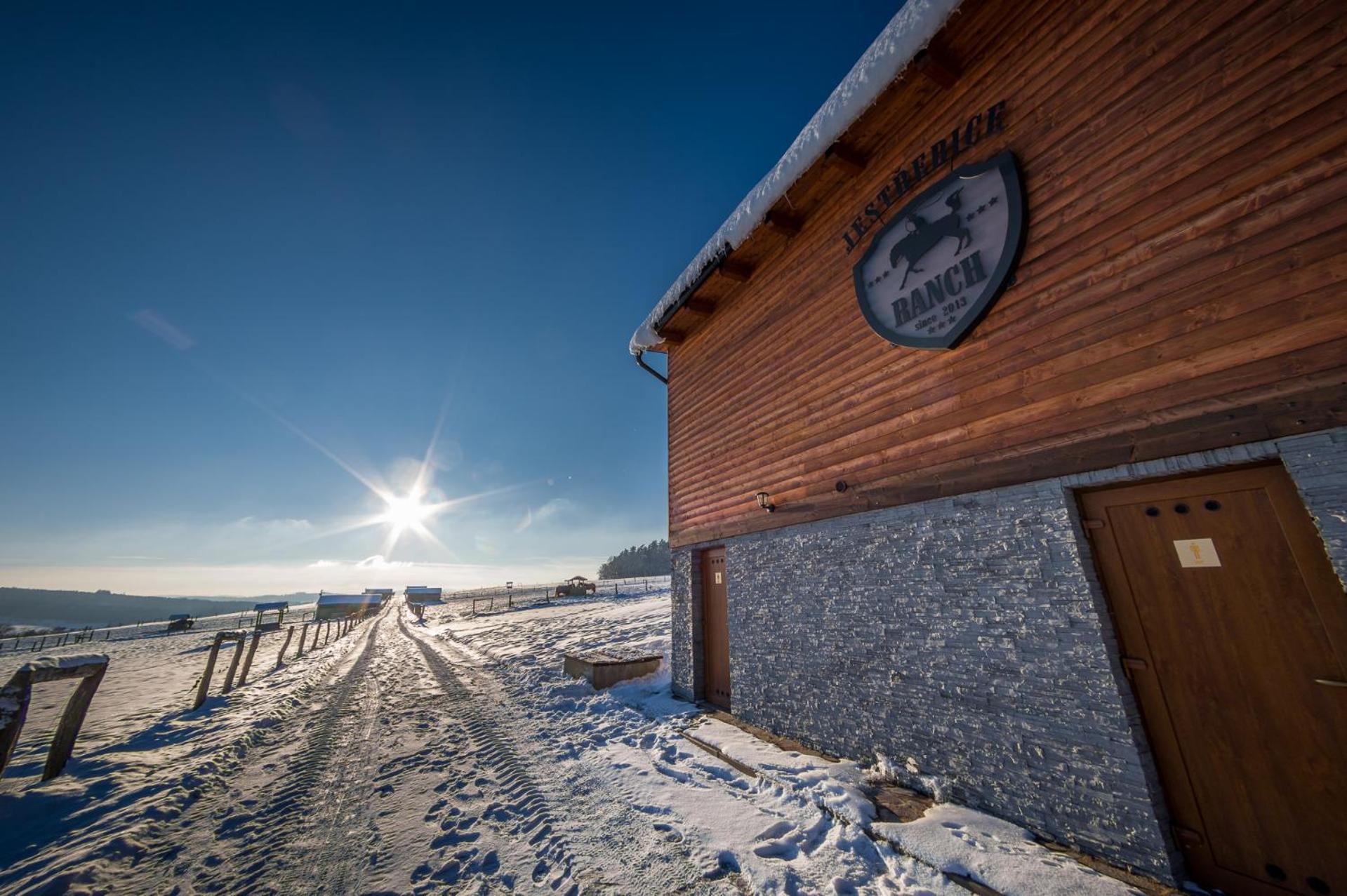 Ranch Jestrebice Hotell Hermanicky Exteriör bild